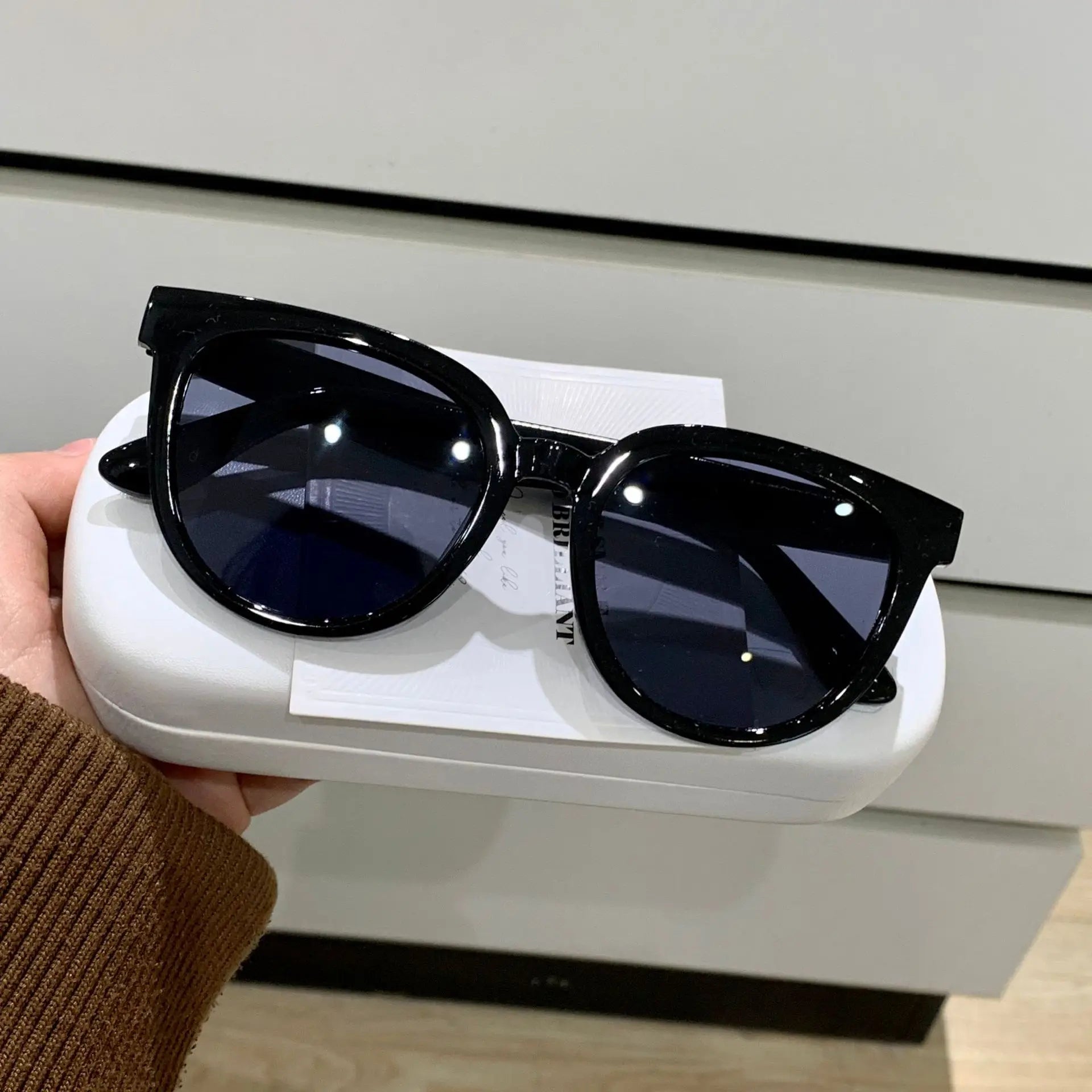 Elegant Large Frame Sunglasses – Unisex Retro UV400 Shades for Men & Women - Image 9